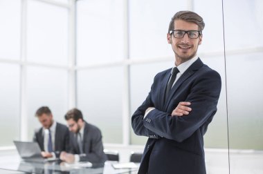 Banka office arka plan üzerinde gülümseyen iş adamı