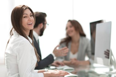 yan view.smiling iş kadını masada oturan