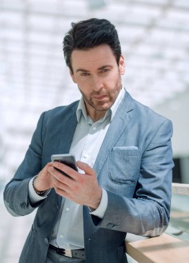 smartphone ekrana bakarak up.businessman kapatın