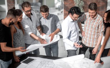 Tasarımcı ve Mimarlar yeni skeçler tartışırken Grup