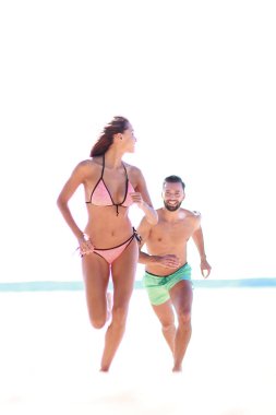 Mutlu aşıklar kumsalda birbirleriyle oynuyorlar..