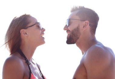 Mutlu çift sahilde açık havada kaygısız vakit.