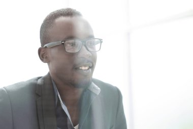 Başarılı iş adamı ofis penceresinden bakar.