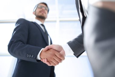 ofiste ayakta karşılıklı iş adamları
