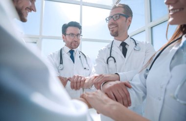 Kapatın. Bir grup doktor bir çemberin içinde duruyorlar.