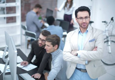 ofis arka plan üzerinde emin iş adamı.