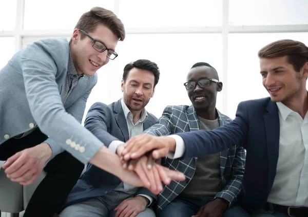 Бізнес команда складає руки разом — стокове фото