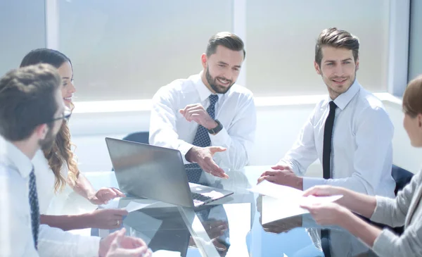 Team di lavoro discute documenti aziendali — Foto Stock