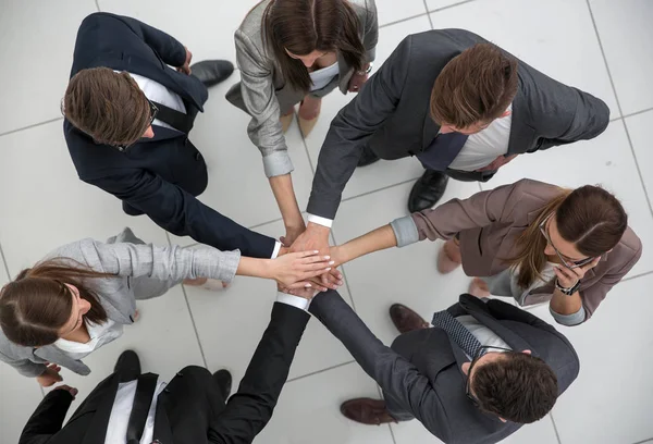 Топ-менеджеры бизнес-команды образуют круг — стоковое фото
