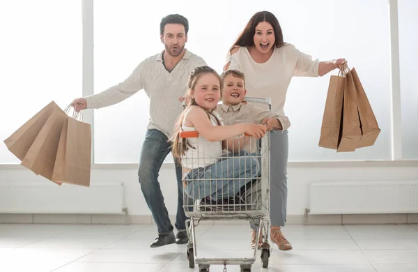 Glückliche Familie ist bereit zum Einkaufen — Stockfoto