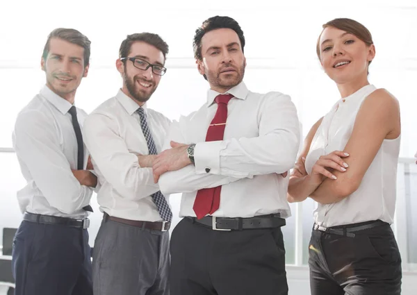 Профессиональная бизнес-команда, стоящая в современном офисе — стоковое фото