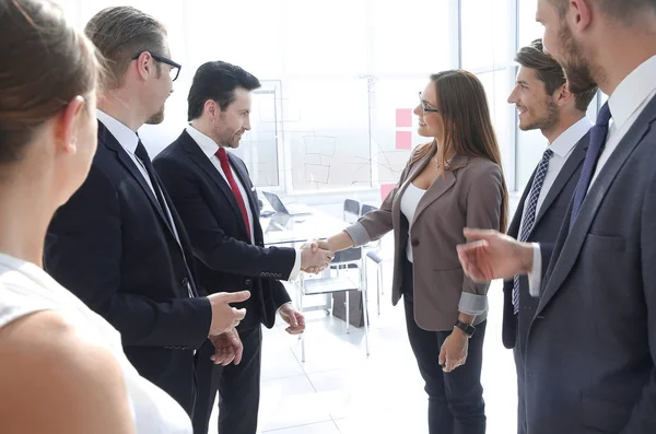 Apretón de manos a los socios antes de una reunión de negocios —  Fotos de Stock