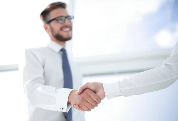 Handschlag-Kollegen im hellen Büro. — Stockfoto