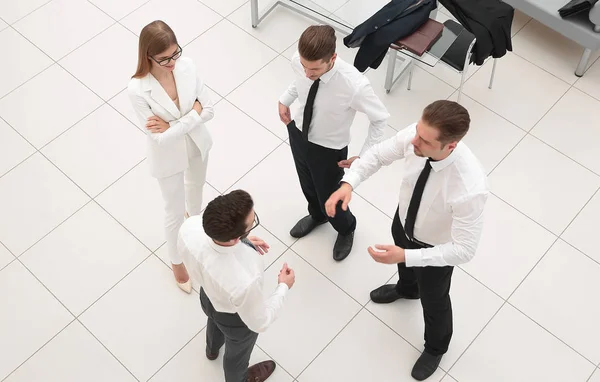 Top view.un grupo de gente de negocios hablando de pie en la oficina —  Fotos de Stock