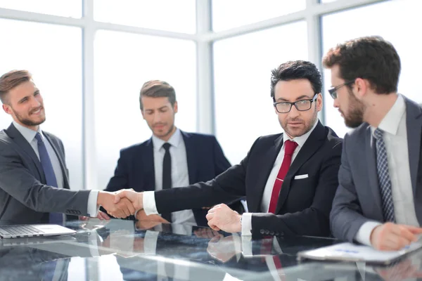 Apretón de manos de los socios financieros en una reunión en la oficina — Foto de Stock