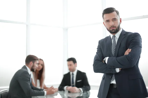 Hombre de negocios moderno de pie en una oficina luminosa — Foto de Stock