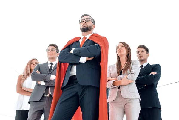 Líder no manto vermelho e a equipe de negócios de pé juntos — Fotografia de Stock