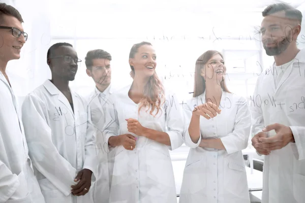 Grupa naukowców stoją w pobliżu tablica z formuły — Zdjęcie stockowe