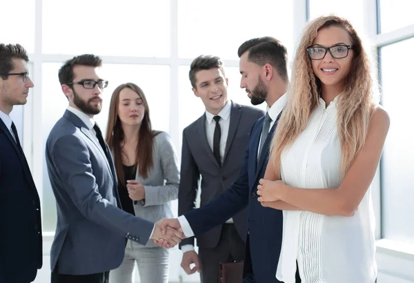 Handshake podnikatelů na chodbě úřadu — Stock fotografie