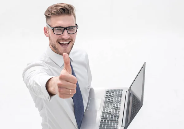 Улыбающийся бизнесмен с ноутбуком, показывающий большой палец вверх — стоковое фото