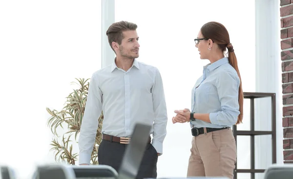 Manager und Mitarbeiter reden im Stehen im Büro — Stockfoto