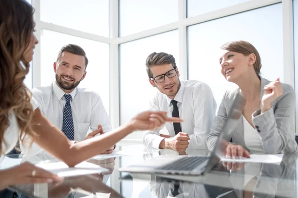 Sonriente equipo de negocios en el escritorio . — Foto de Stock