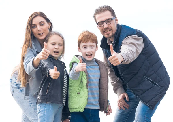 Jeune famille montrant pouces vers le haut — Photo