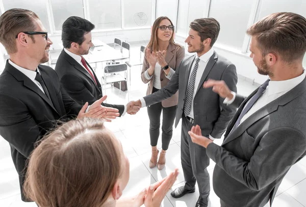 Affärsman ger sin hand för handskakning till partner — Stockfoto