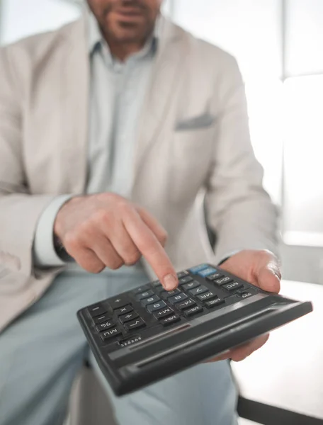 De cerca. hombre de negocios con calculadora. — Foto de Stock