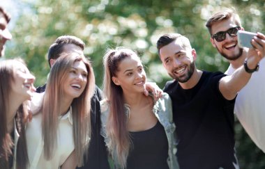 selfies parkta alarak arkadaş grubu
