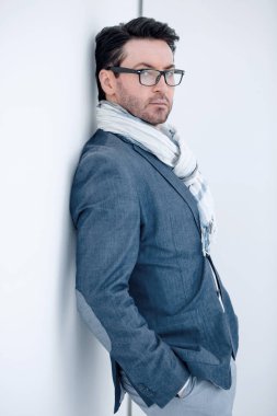 dalgın işadamı duvara yaslanmış