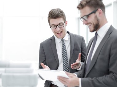 Dijital tablet ekranına bakan iki meslektaşım