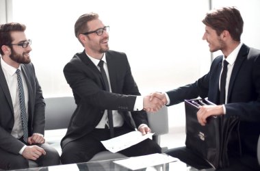 Co şartları tartışırken sonra karşılıklı iş ortakları