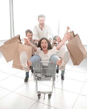 mutlu bir aile ile alışveriş torbaları