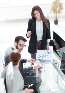 İş ekibi ile mali rapor Yöneticisi anlatılmaktadır