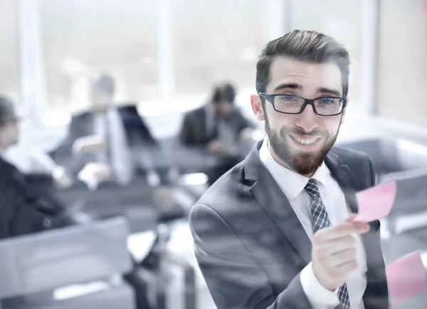 Manager reads a sticky note on a glass Board — Stock Photo, Image