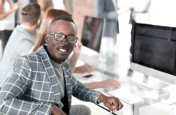 Portret van een succesvolle medewerker van het bedrijf — Stockfoto