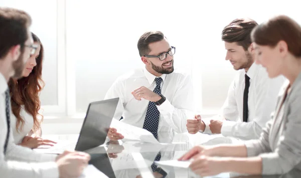 Frustrerade affärsmän som sitter vid bordet på kontoret — Stockfoto