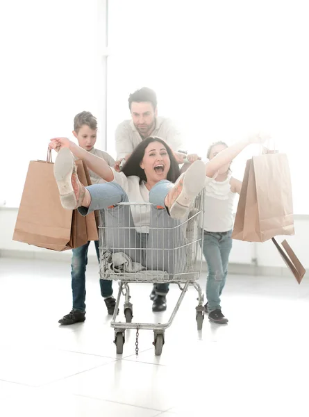 Familia alegre va de compras en un hipermercado — Foto de Stock