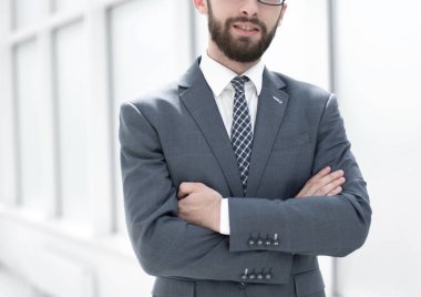 ofiste ayakta up.handsome işadamı kapatmak