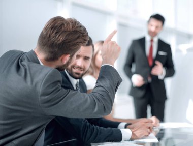 işadamı soruları yanıtlayan from çalışanlar