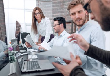 işadamı finansal belgeler atar