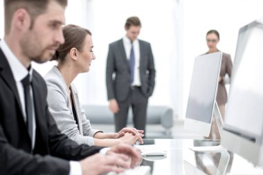 Banka lobide bilgisayarlarda çalışanların işe