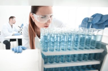 sıvı testler yapma up.scientist kapatın