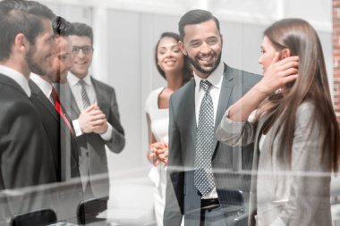 çalışanların işle ilgili belgeleri ofiste ayakta tartışmak