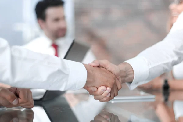 デスクトップの背景のビジネス パートナーの握手 ビジネス コンセプト — ストック写真