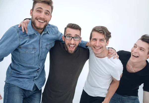 Четыре веселых молодых парня стоят и обнимаются — стоковое фото