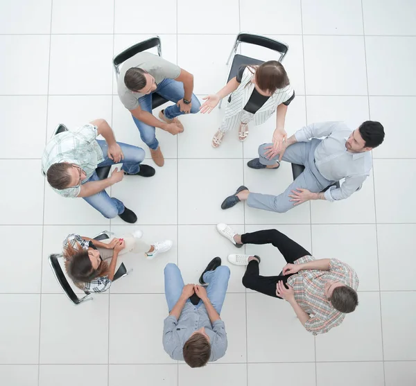 Vista superior. uma equipa de jovens empregados bem sucedidos — Fotografia de Stock