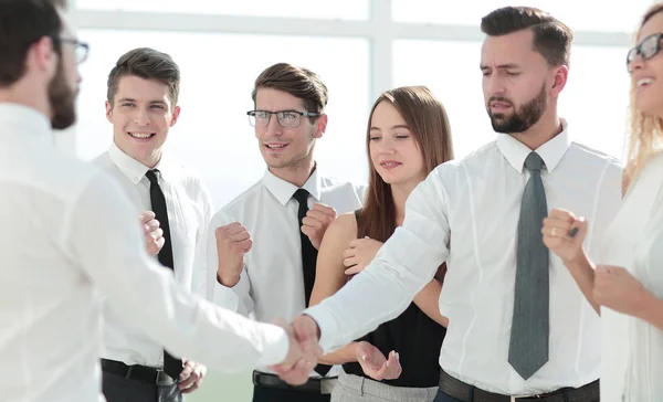Boldog üzleti csapat keres egy kézfogás, üzleti partnerek. — Stock Fotó