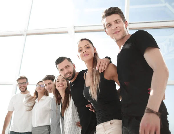 Equipe de negócios feliz em pé no escritório brilhante. — Fotografia de Stock